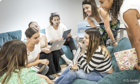 Étudiante qui montre à un groupe des données sur sa tablette