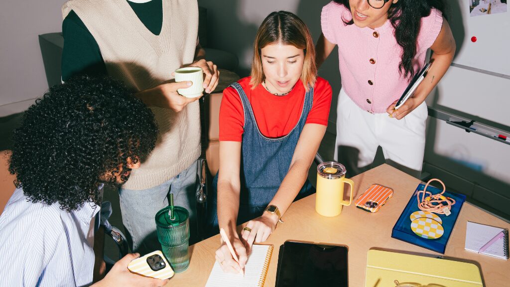 Groupe d’étudiants travaillant ensemble autour d’une table sur un projet collaboratif.